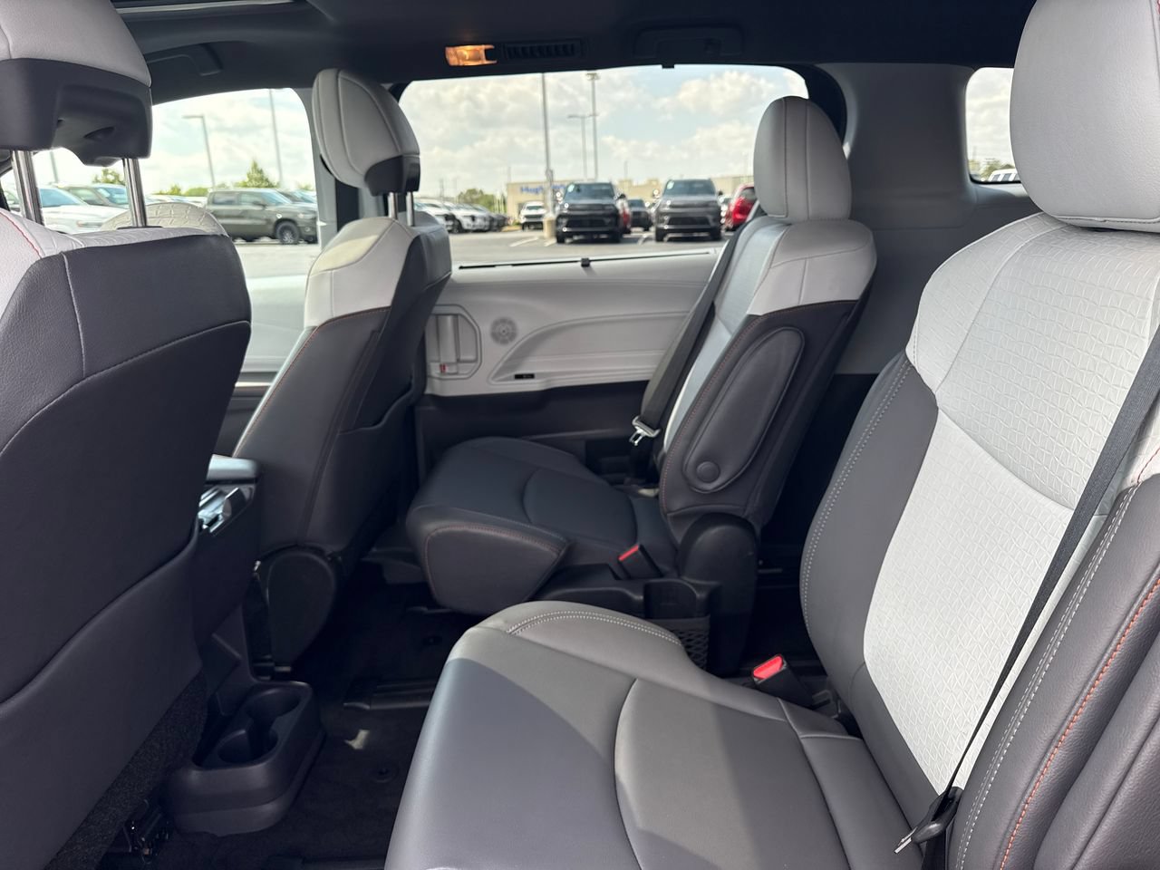 Used 2022 Toyota Sienna XSE FWD image 14