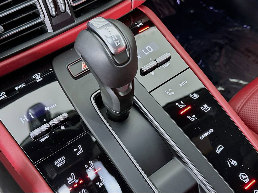 Certified 2025 Porsche Macan AWD/4WD image 18