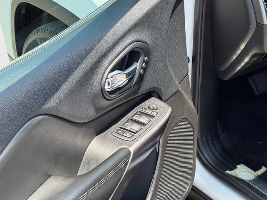 Used 2019 Jeep Cherokee Limited FWD image 10