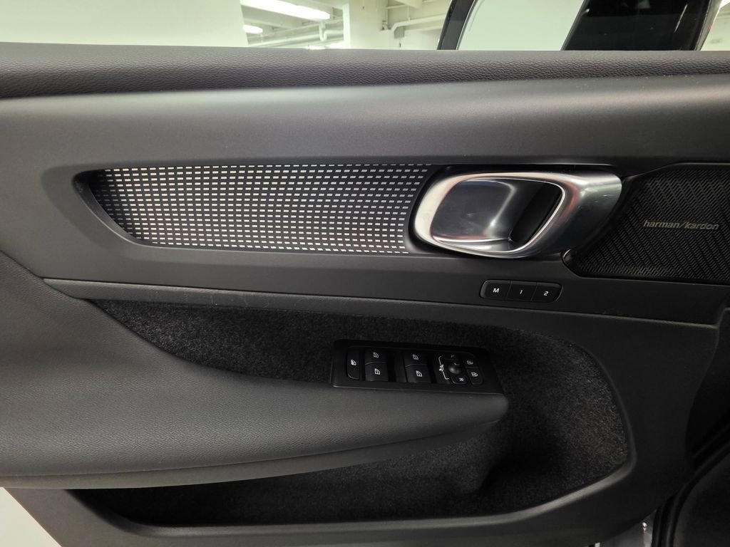 Used 2022 Volvo XC40 T5 R-Design w/ Advanced Package image 16