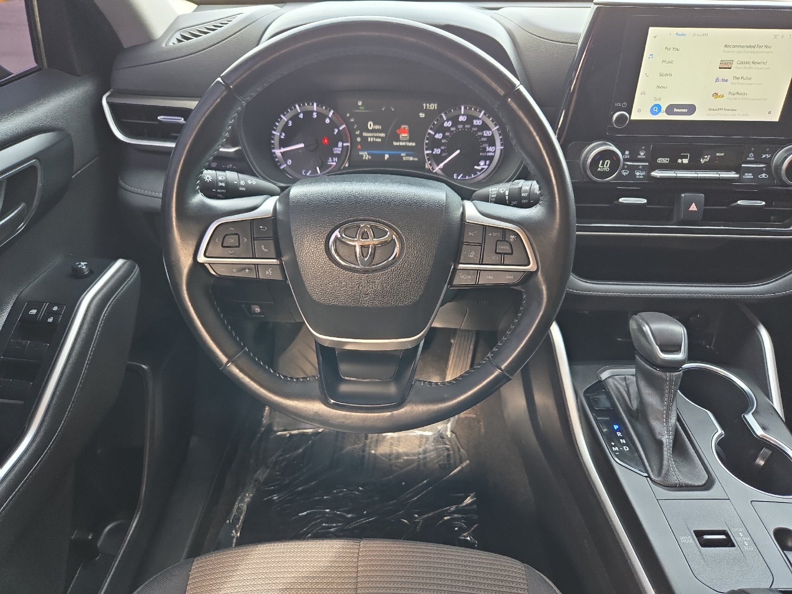 Used 2023 Toyota Highlander LE FWD image 13