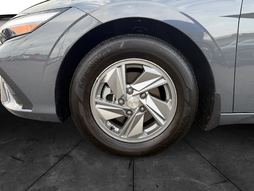 Used 2026 Hyundai Elantra SE FWD image 14