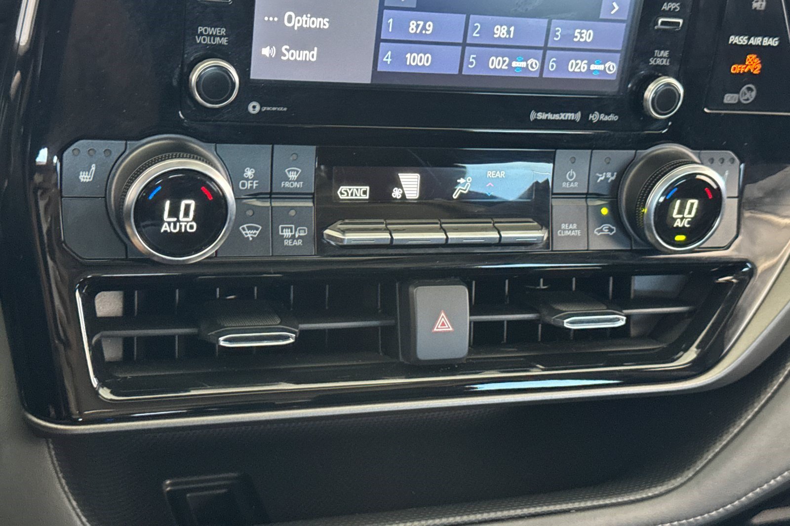 Used 2022 Toyota Highlander XLE AWD/4WD image 19