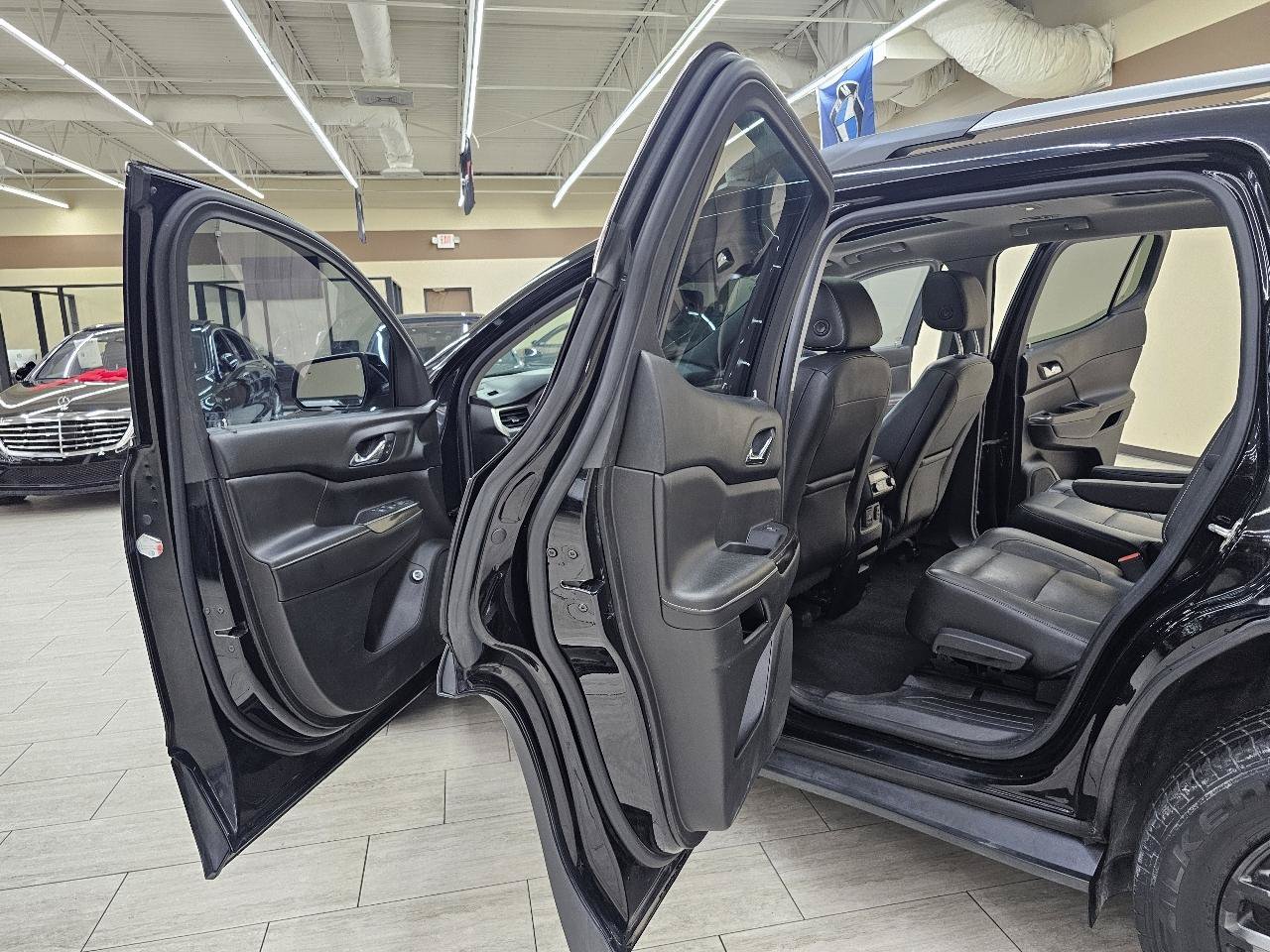 Used 2017 GMC Acadia SLT FWD image 16