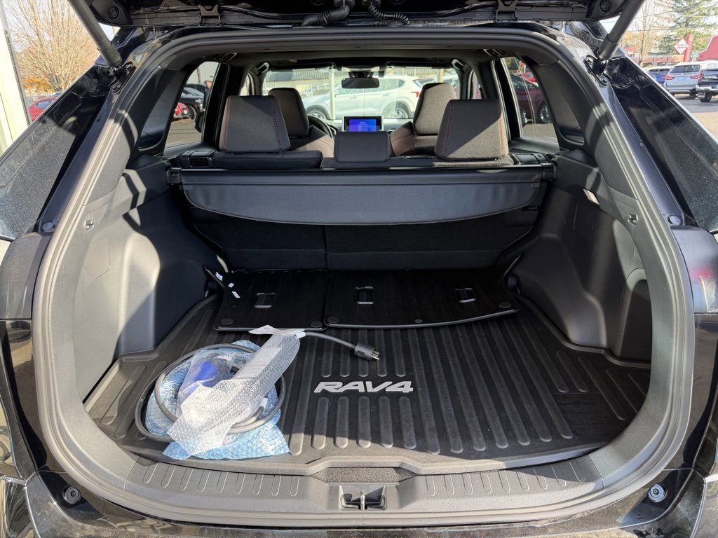 Used 2024 Toyota RAV4 SE image 10