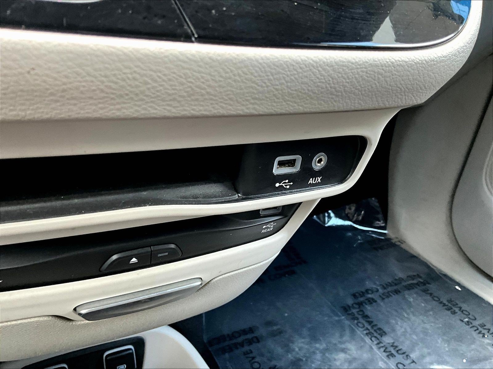 Used 2018 Chrysler Pacifica Touring-L Plus FWD image 16