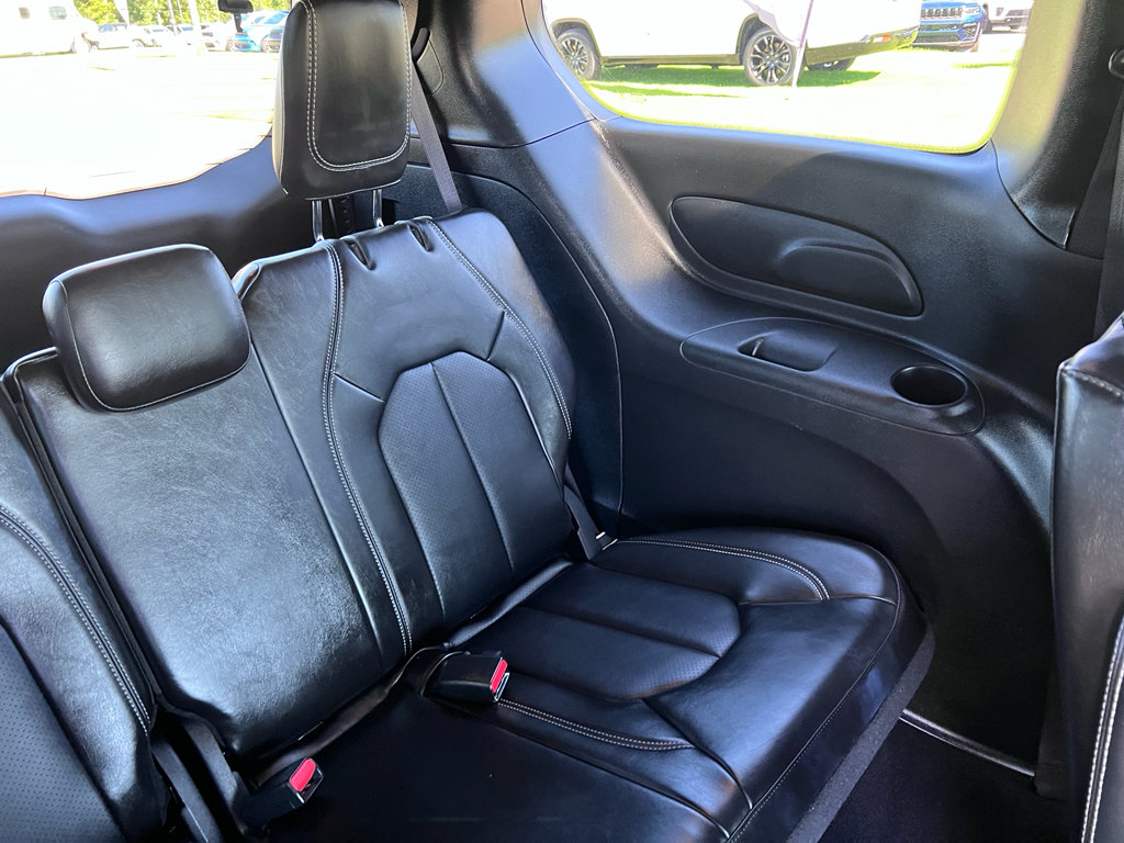 Used 2025 Chrysler Pacifica Select FWD image 13