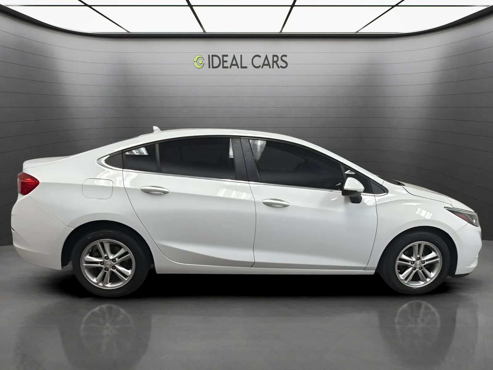 Used 2017 Chevrolet Cruze LT w/ Convenience Package FWD image 4