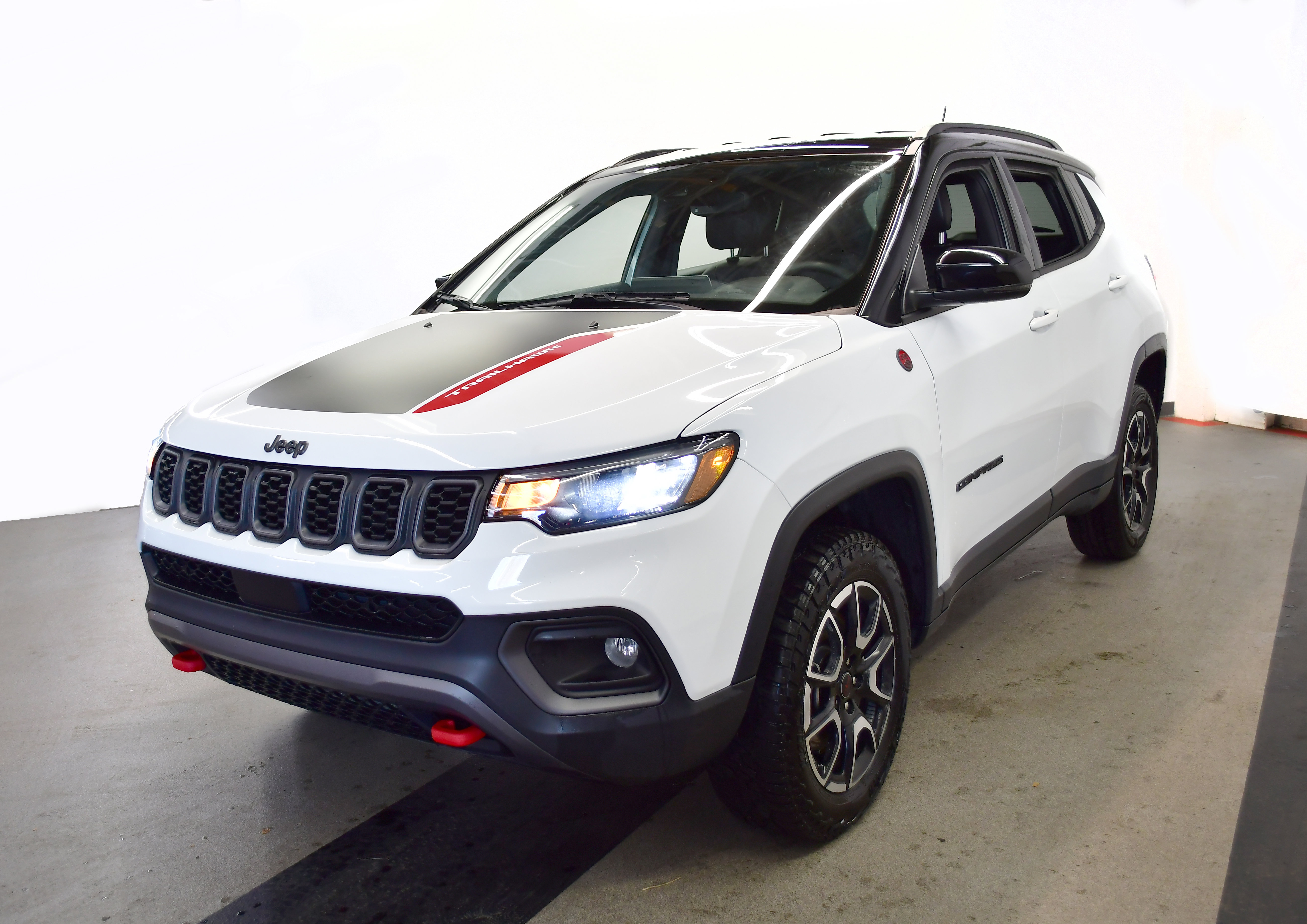 Used 2025 Jeep Compass Trailhawk AWD/4WD image 4