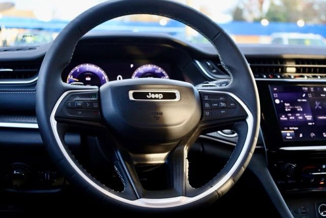 Used 2023 Jeep Grand Cherokee Laredo image 7