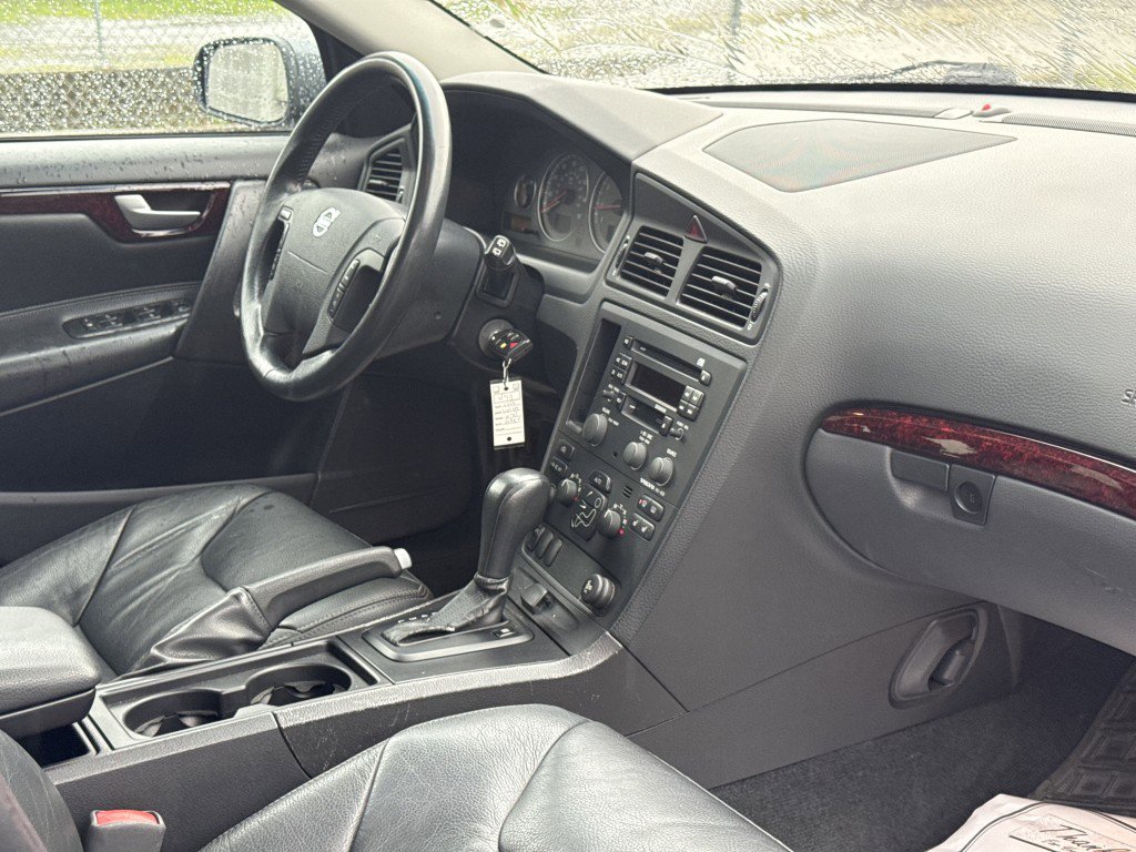 Used 2004 Volvo V70 2.5T FWD image 28