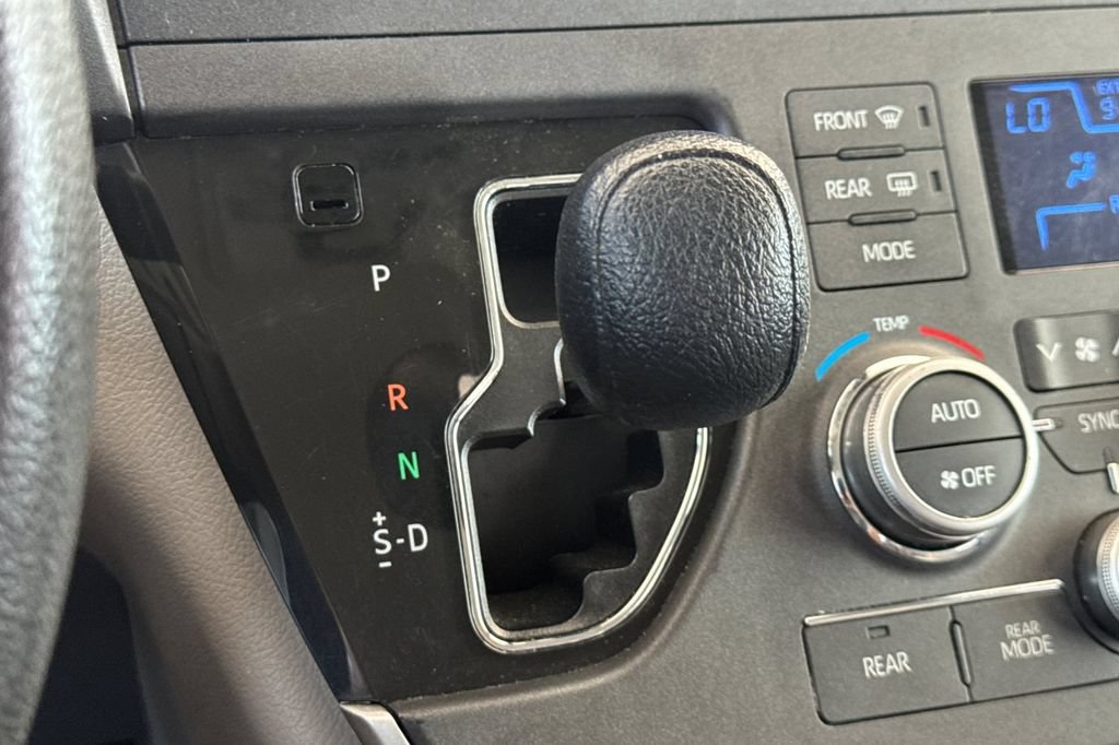 Used 2020 Toyota Sienna LE w/ LE Preferred Package FWD image 25