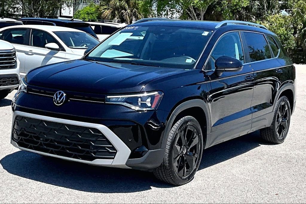 Certified 2025 Volkswagen Taos SE w/ Panoramic Sunroof Package image 9