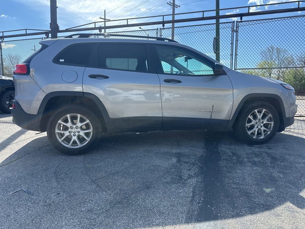 Used 2016 Jeep Cherokee Sport FWD image 4