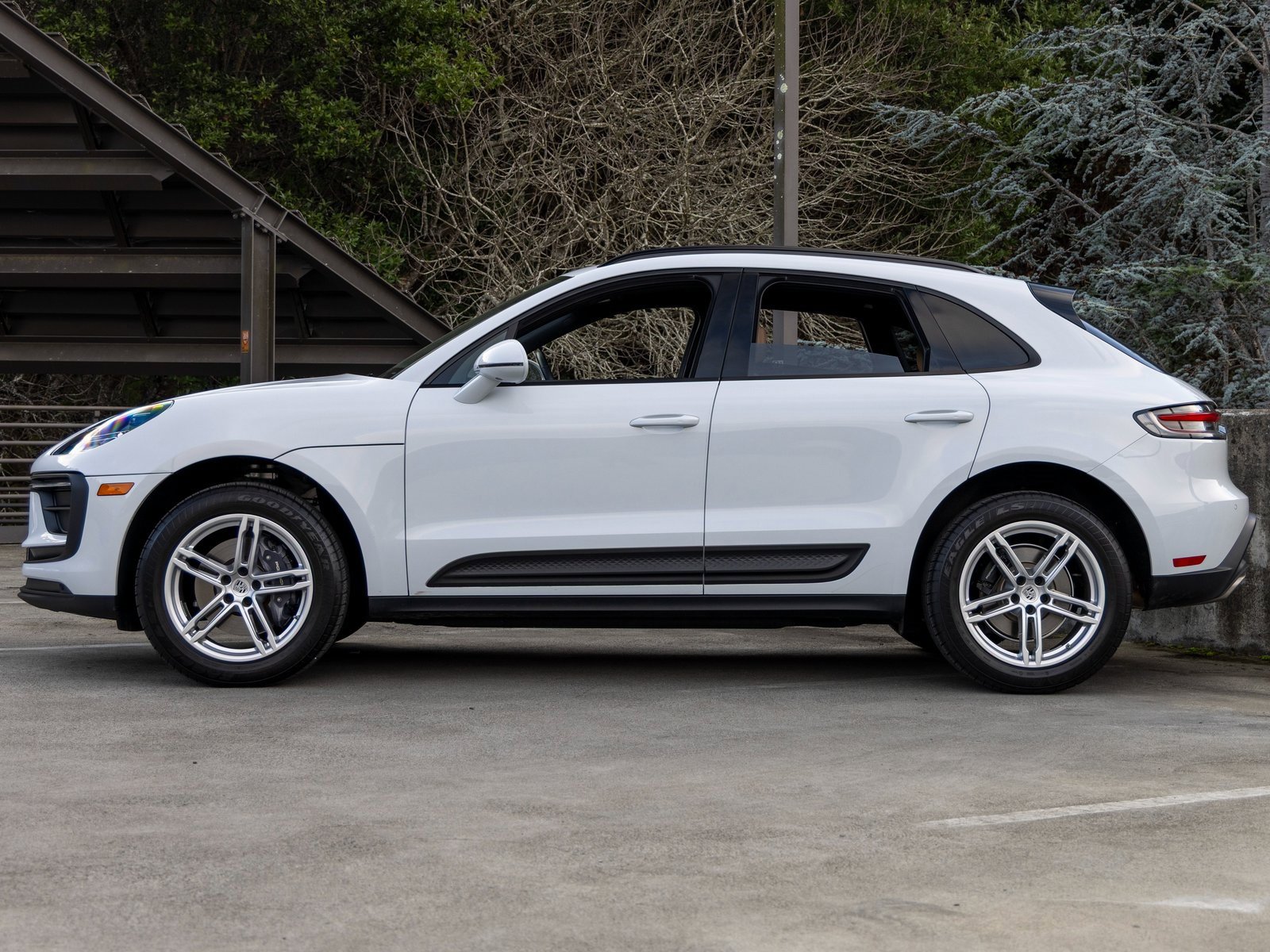 Certified 2025 Porsche Macan image 2