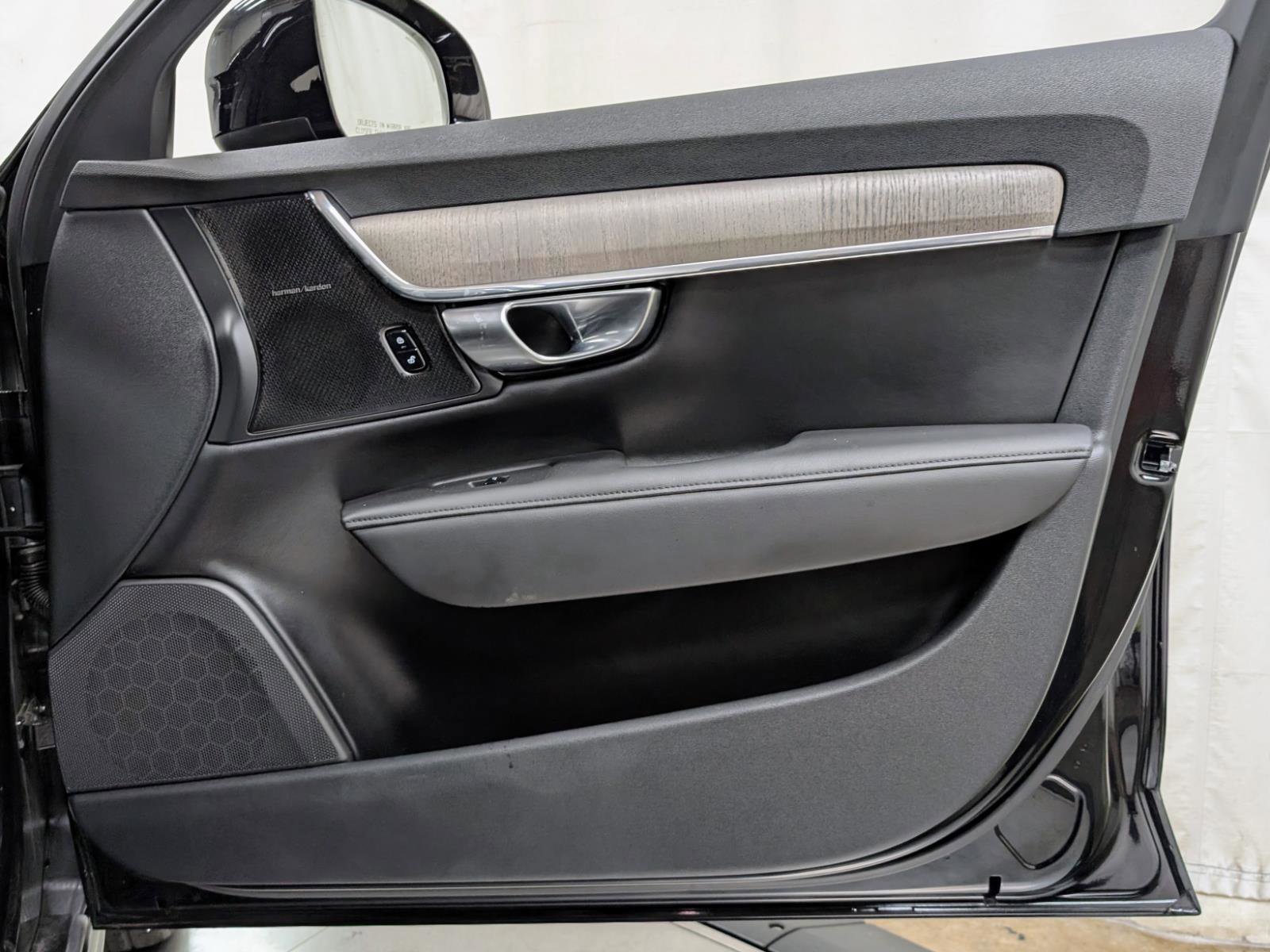 Used 2024 Volvo V90 B6 Cross Country Plus w/ Climate Package image 25