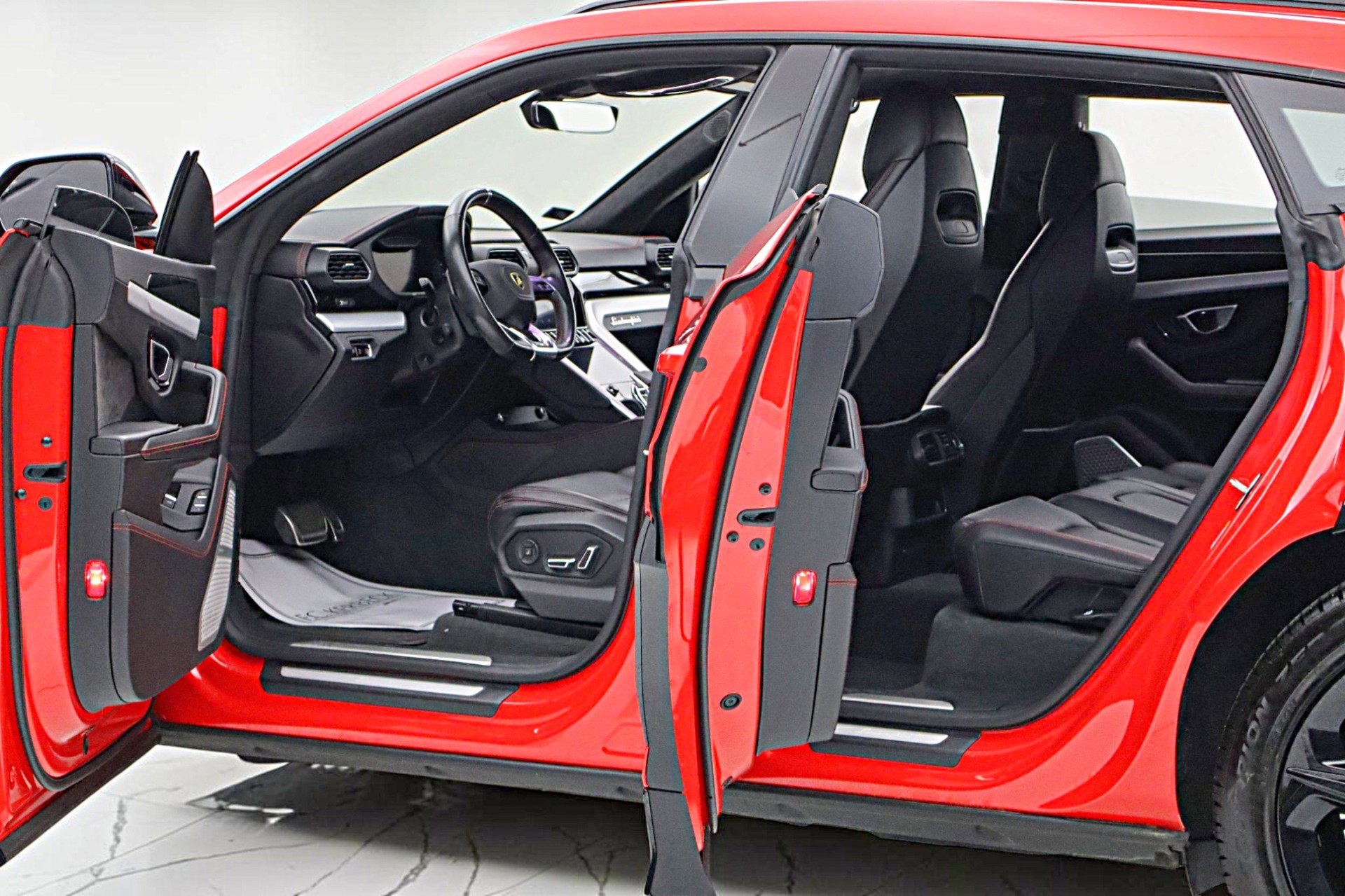 Used 2020 Lamborghini Urus AWD/4WD image 6