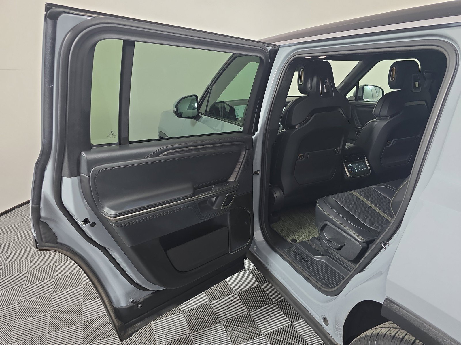 Used 2024 Rivian R1S Adventure AWD/4WD image 17