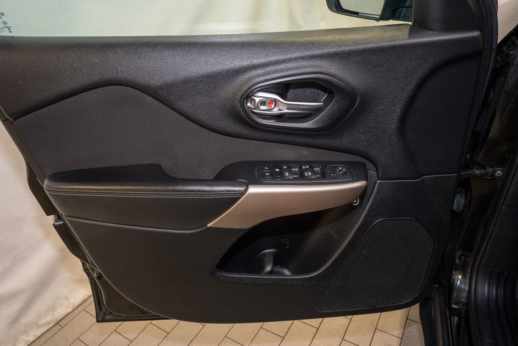 Used 2017 Jeep Cherokee Latitude image 10