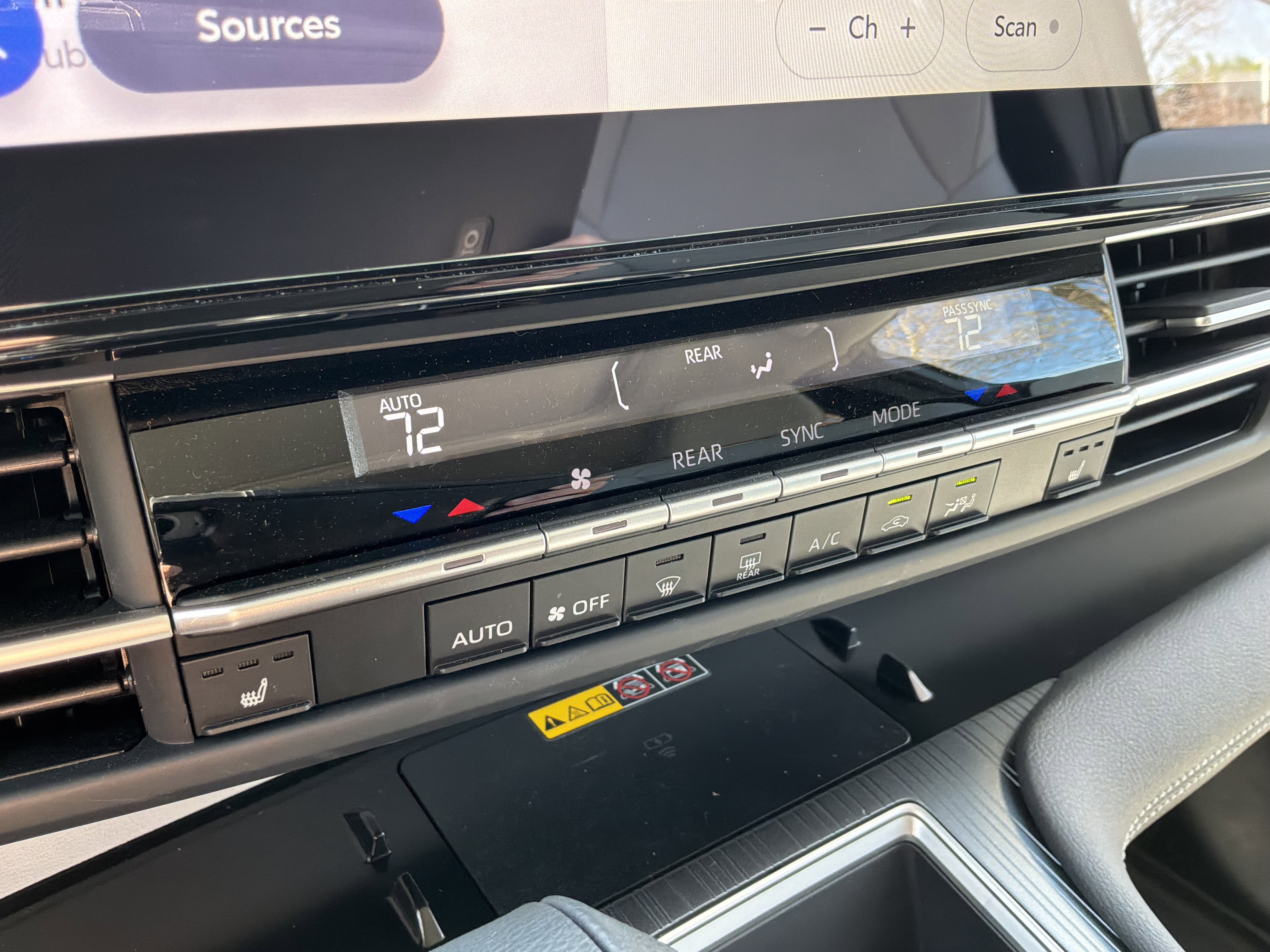 Used 2025 Toyota Sienna XLE image 24