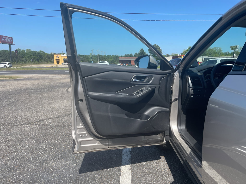 Used 2025 Nissan Rogue Platinum w/ Tech Package image 8