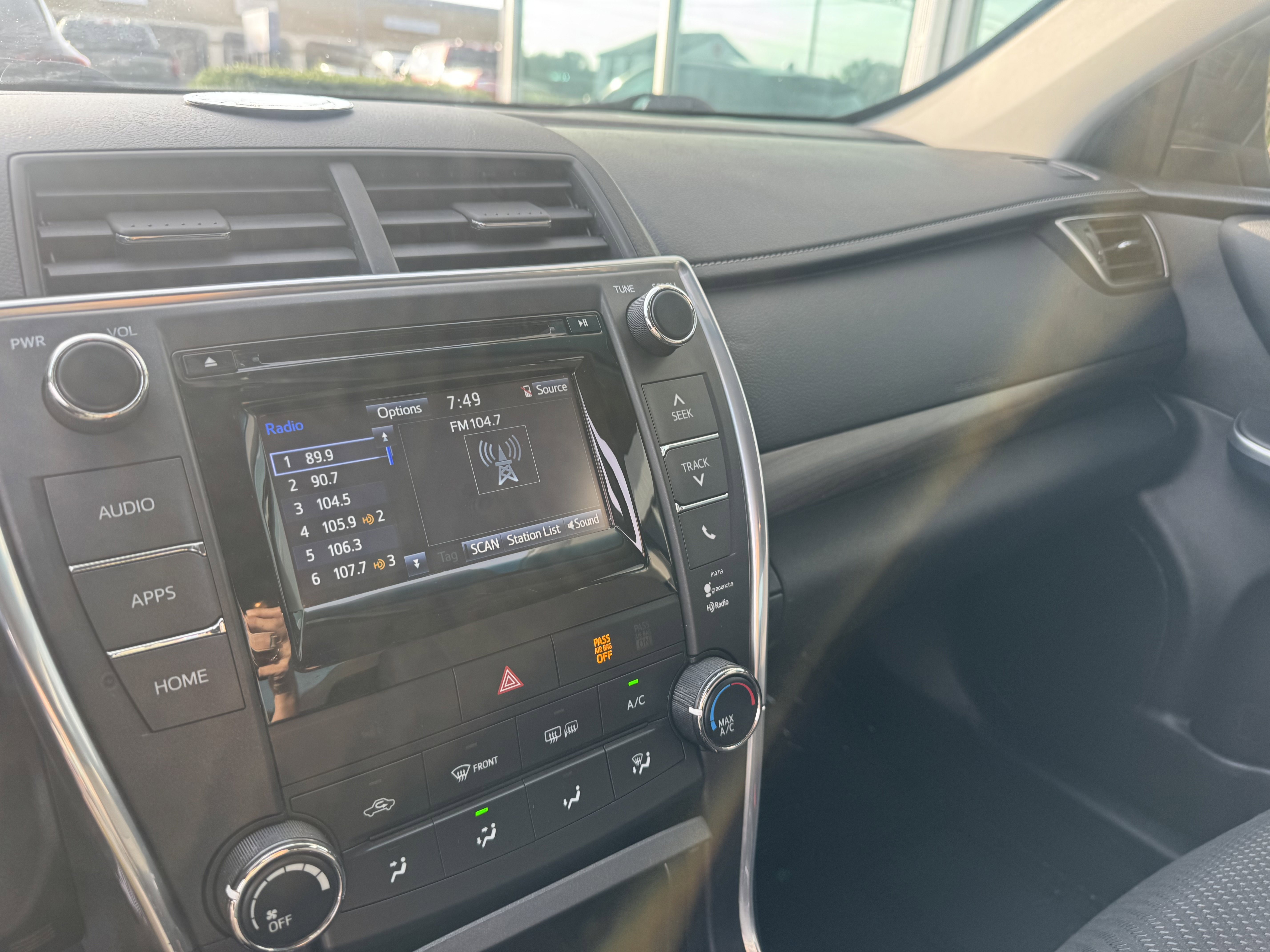 Used 2015 Toyota Camry LE FWD image 14