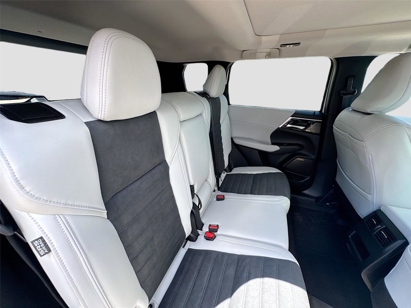 New 2025 Mitsubishi Outlander SE image 28