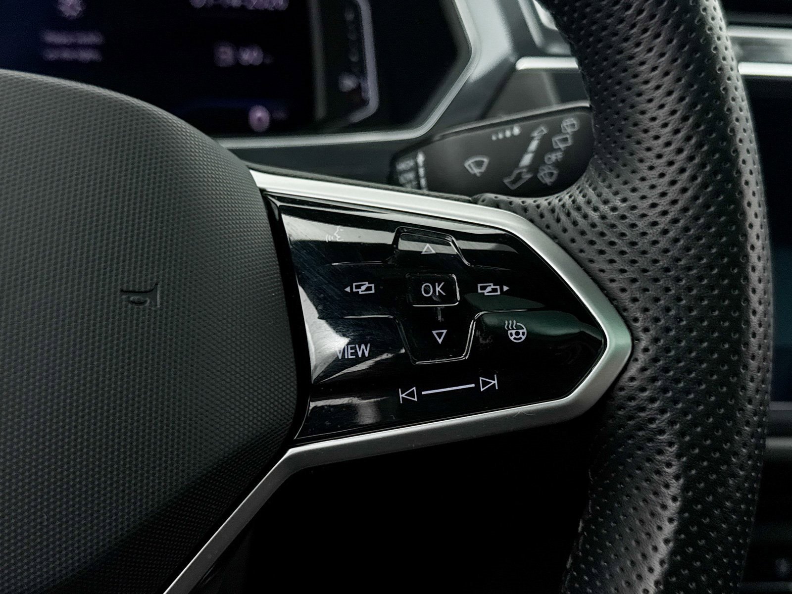 Used 2022 Volkswagen Tiguan SEL R-Line image 24