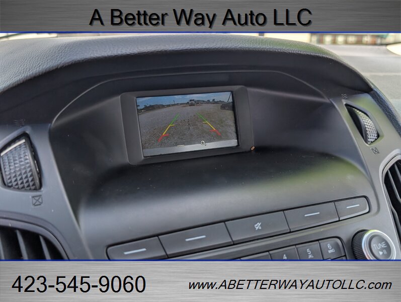 Used 2018 Ford Focus SE w/ Cold Weather Package FWD image 11