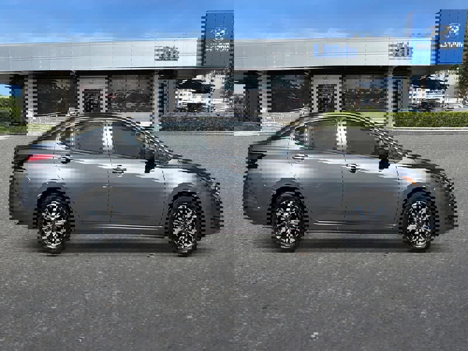 Used 2025 Nissan Versa SV image 9