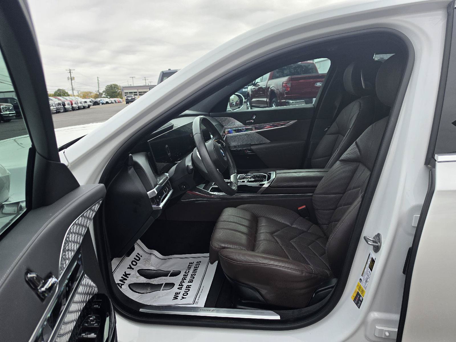 Used 2023 BMW i7 xDrive60 w/ Executive Package 2 AWD/4WD image 10