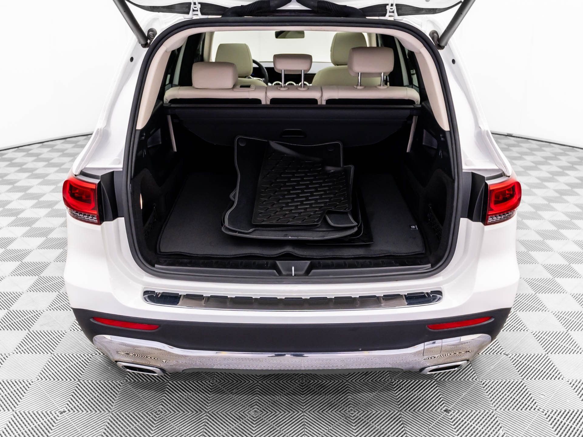 Used 2022 Mercedes-Benz GLB 250 4MATIC w/ Premium Package Lite image 32