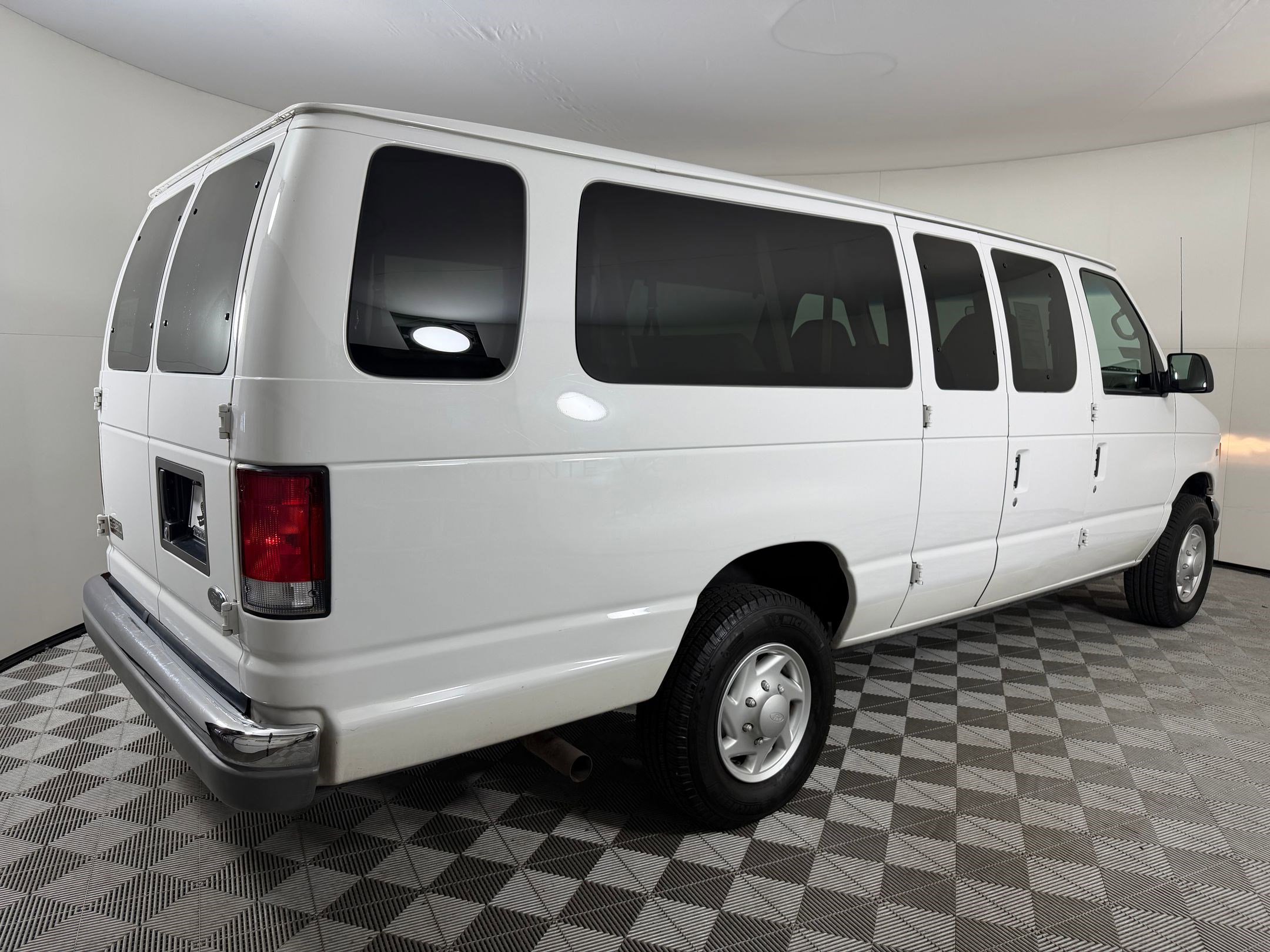 Used 2001 Ford E-350 and Econoline 350 Club Wagon image 8