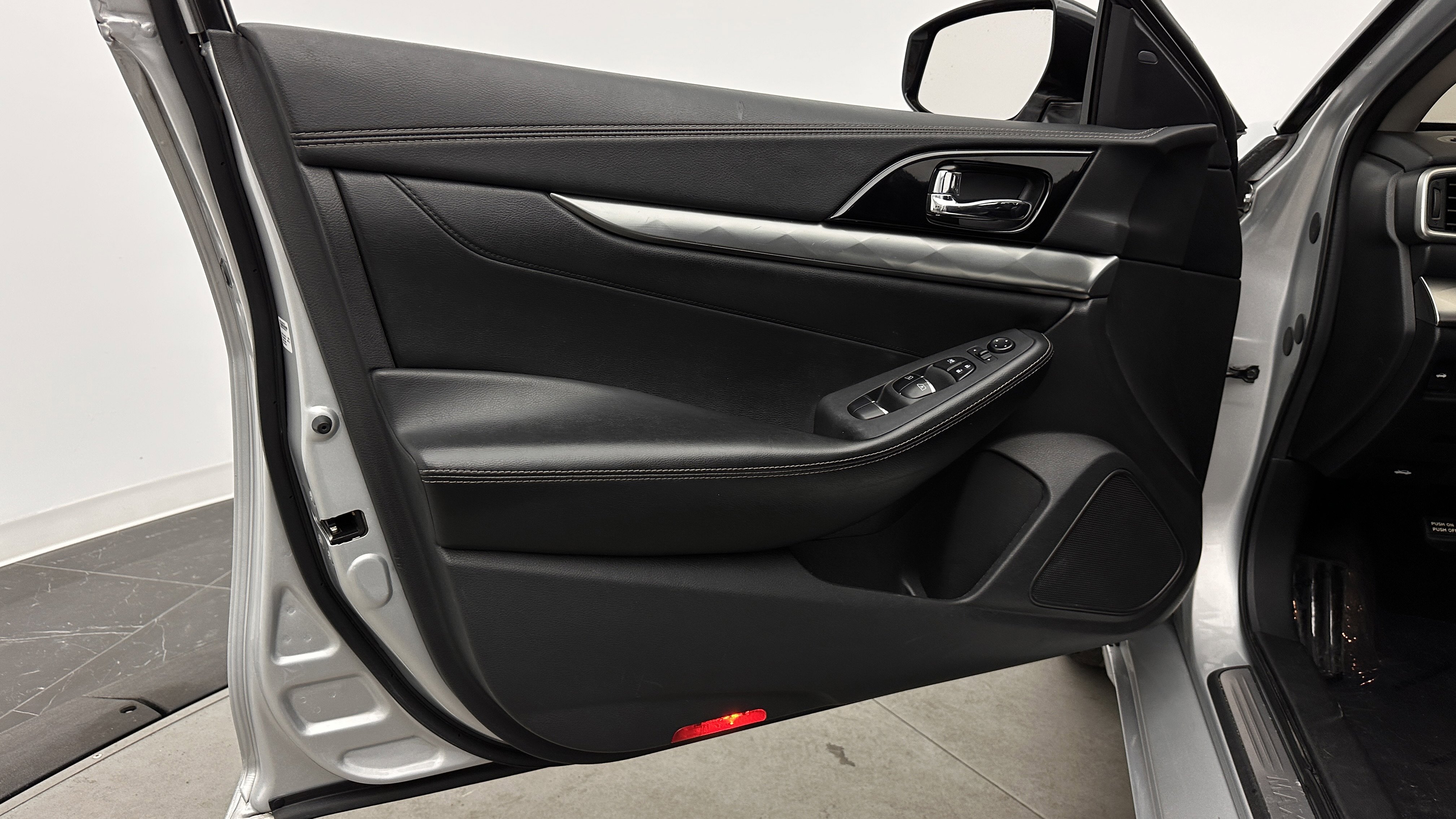 Used 2020 Nissan Maxima 3.5 SV w/ Floor Mat Group FWD image 10