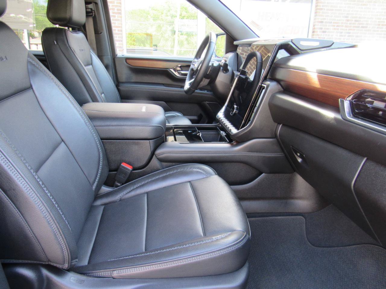Used 2025 GMC Yukon XL Denali AWD/4WD image 31