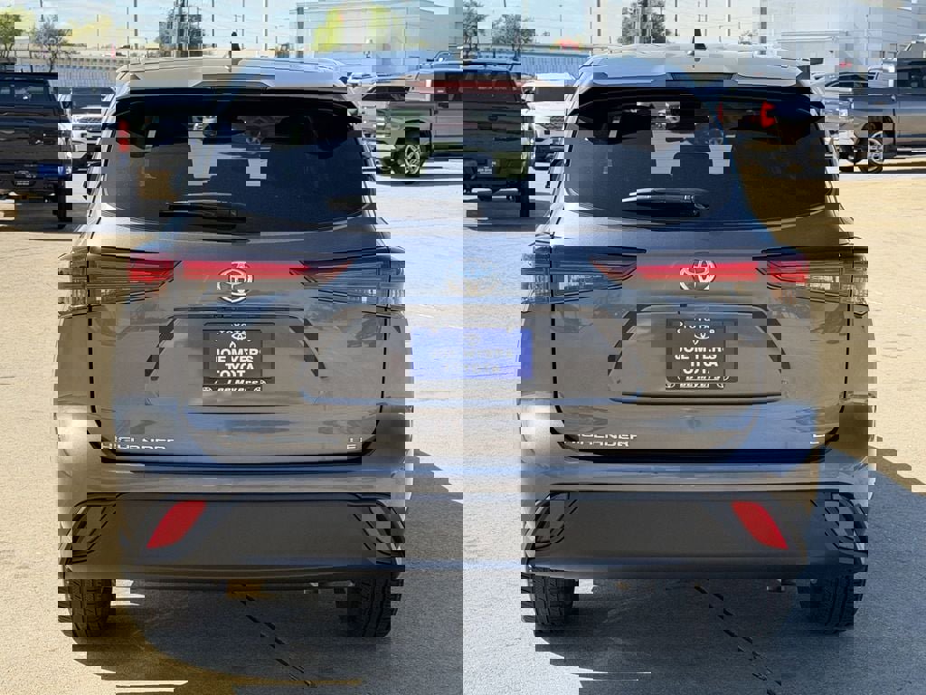 Used 2025 Toyota Highlander LE image 8