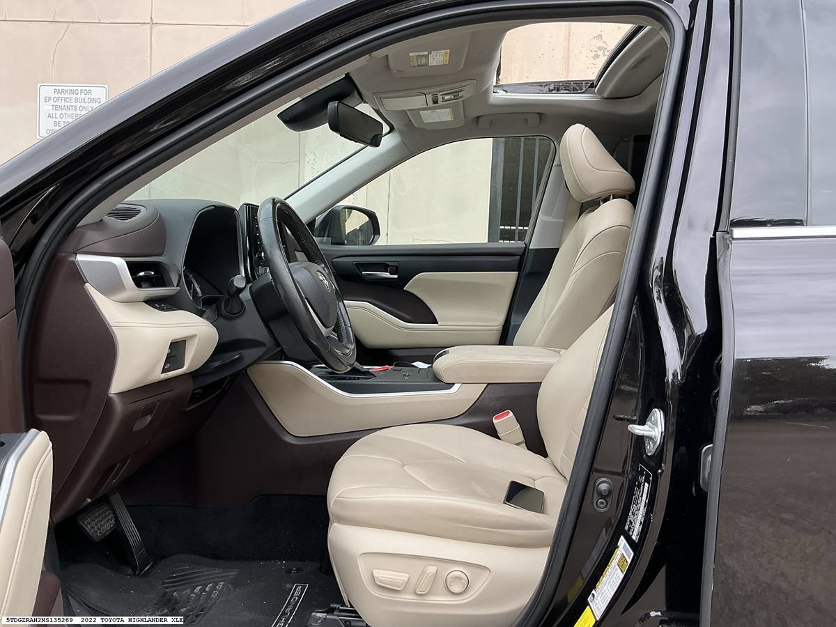 Used 2022 Toyota Highlander XLE FWD image 8