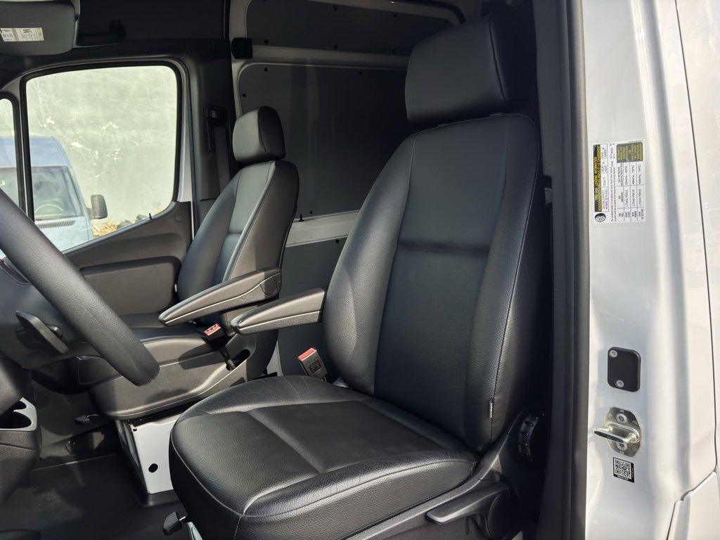 Used 2024 Mercedes-Benz Sprinter 2500 image 33