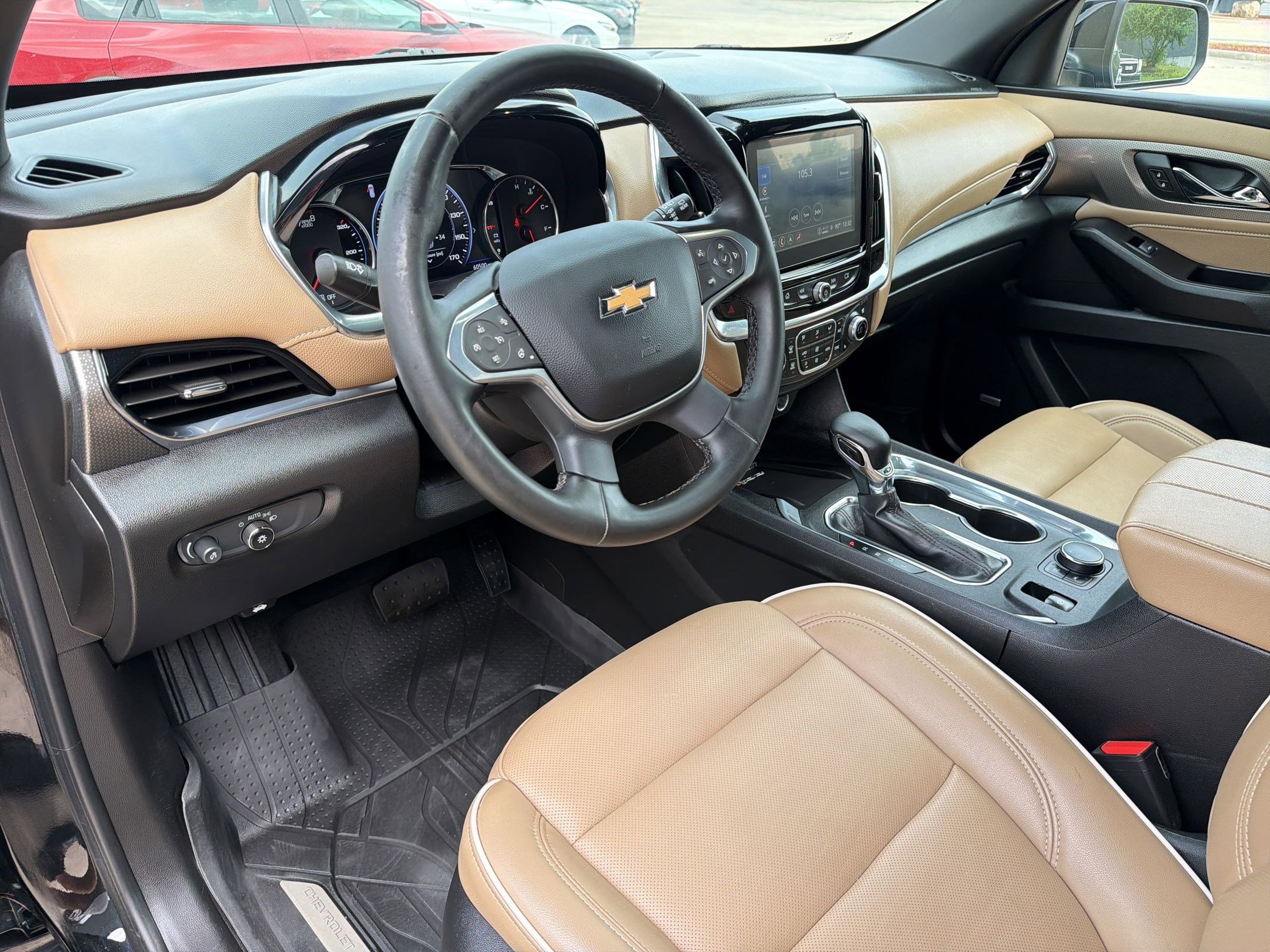 Used 2023 Chevrolet Traverse Premier FWD image 4