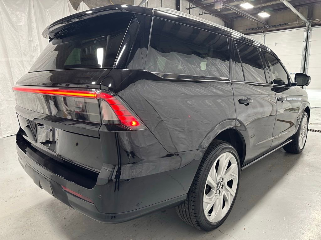 Used 2025 Lincoln Navigator Reserve image 7