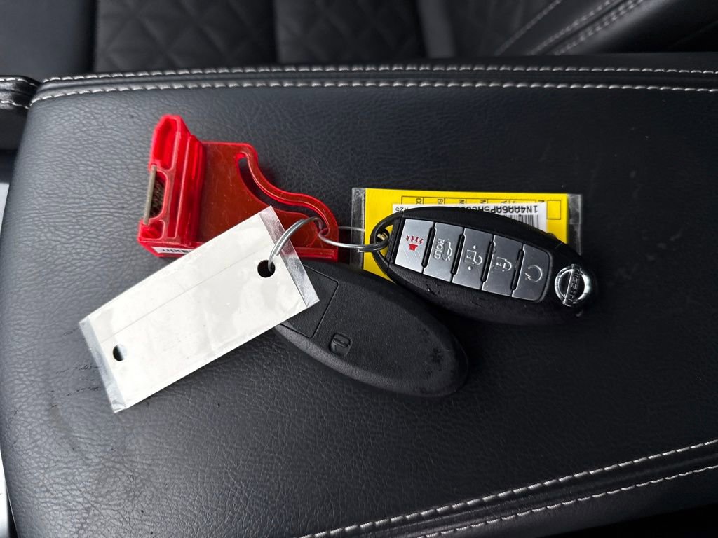 Used 2017 Nissan Maxima Platinum w/ Interior Lighting Package image 32