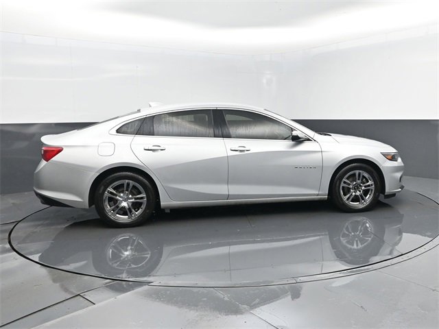 Used 2017 Chevrolet Malibu LT image 4