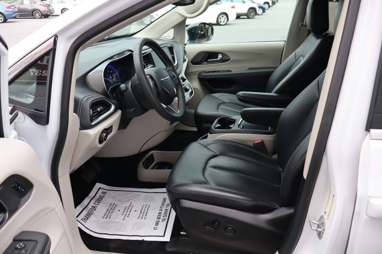 Used 2024 Chrysler Pacifica Touring-L FWD image 6