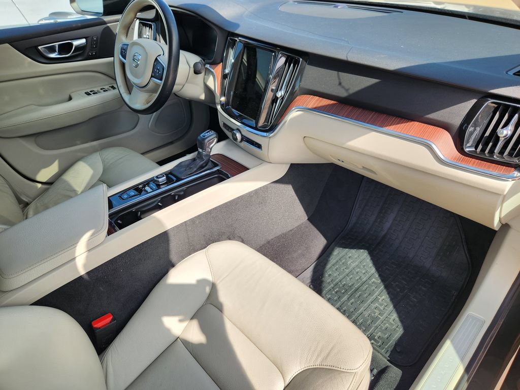 Used 2021 Volvo S60 T5 Momentum w/ Premium Package FWD image 12