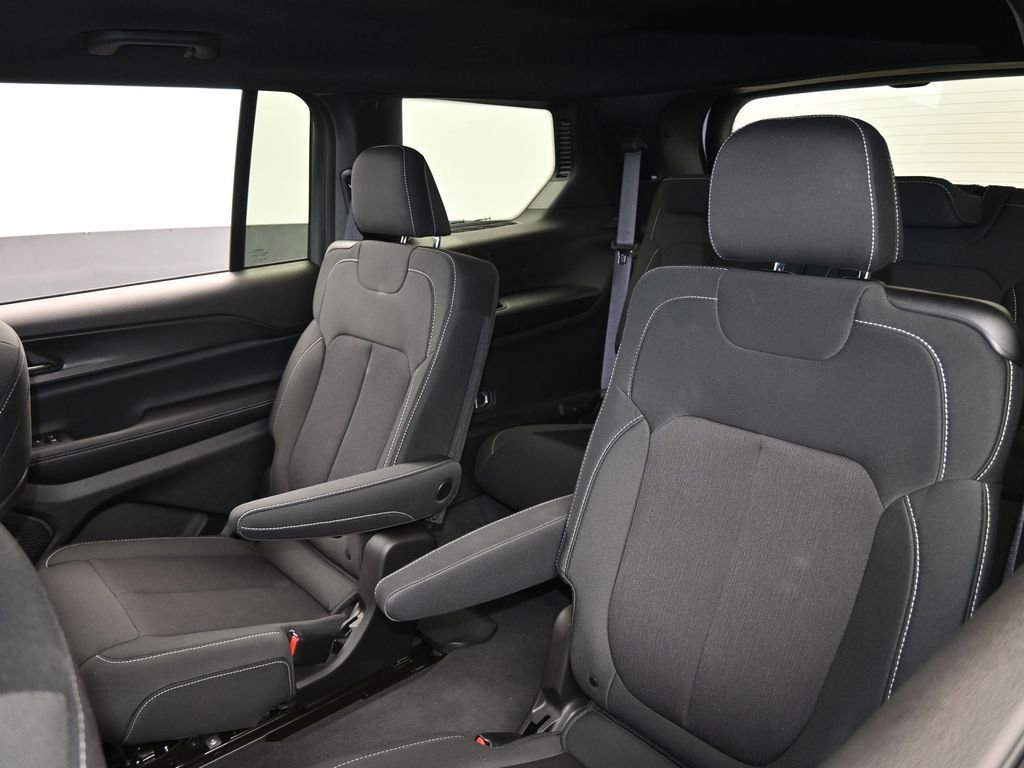 Used 2024 Jeep Grand Cherokee L Laredo image 29