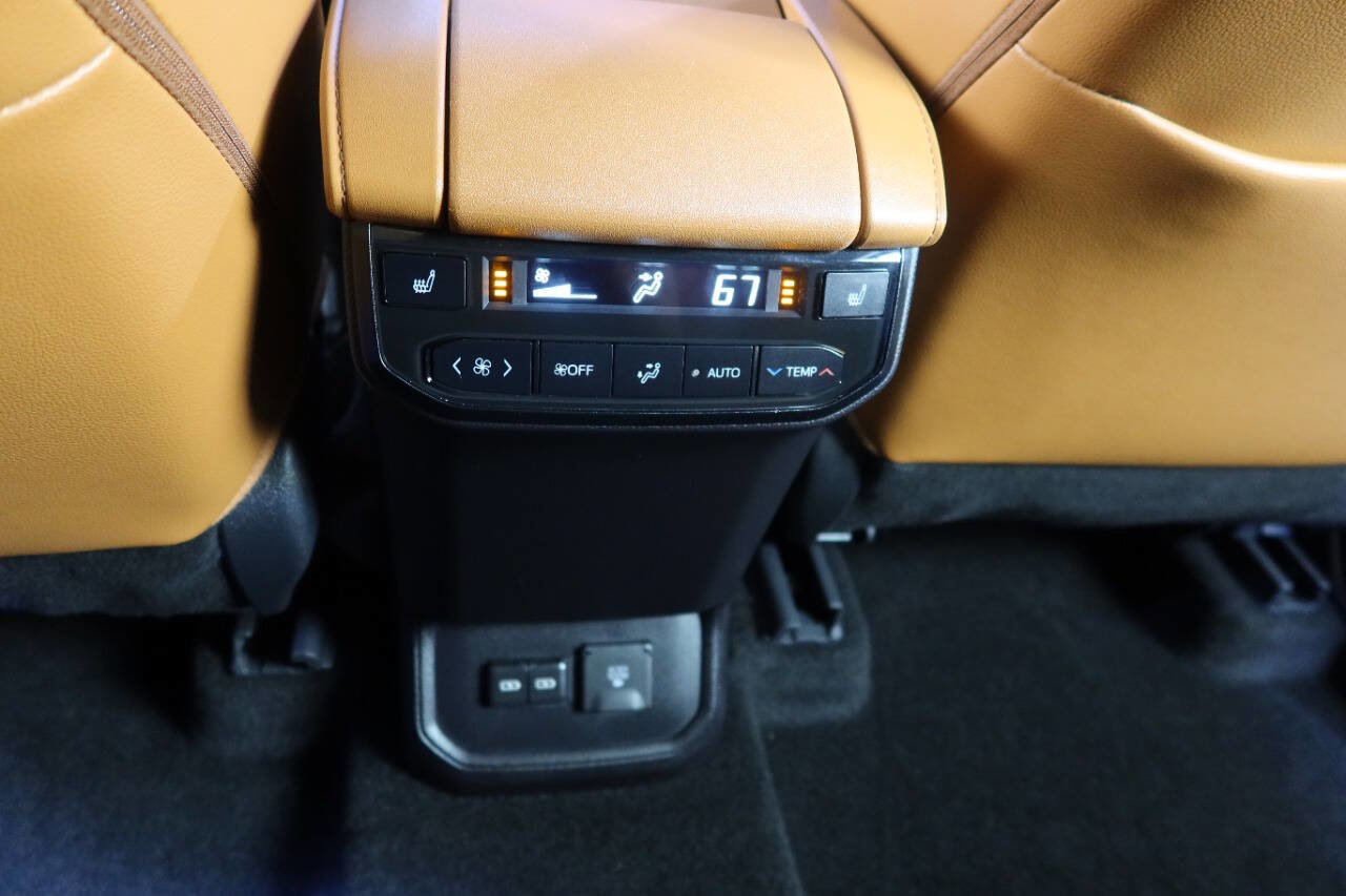 Used 2024 Toyota Highlander Platinum image 34