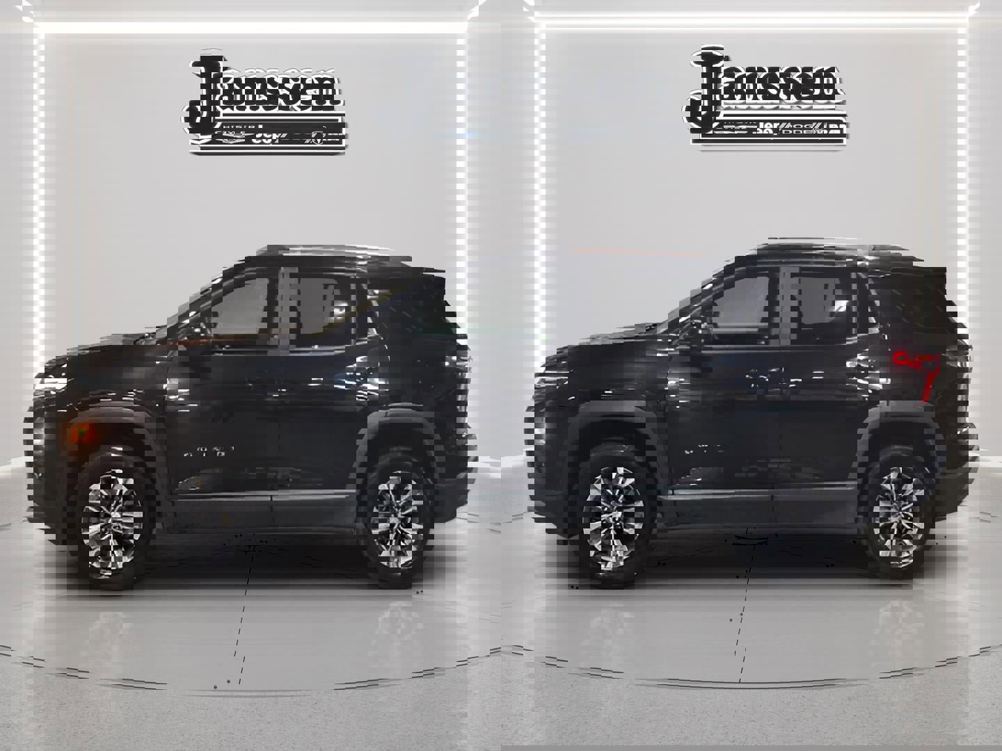 Used 2025 Chevrolet Equinox LT w/ Convenience Package II image 2