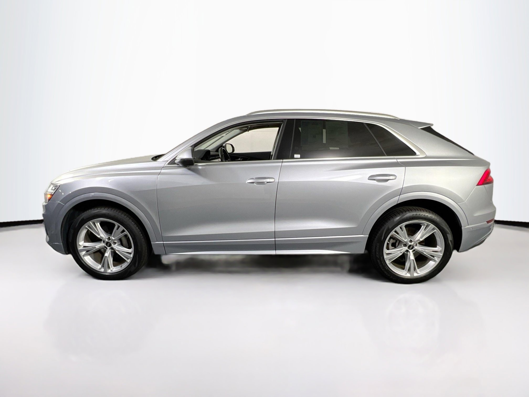 Used 2022 Audi Q8 Premium w/ Convenience Package image 8
