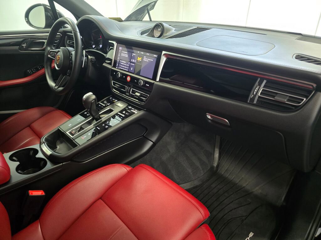 Certified 2024 Porsche Macan image 30