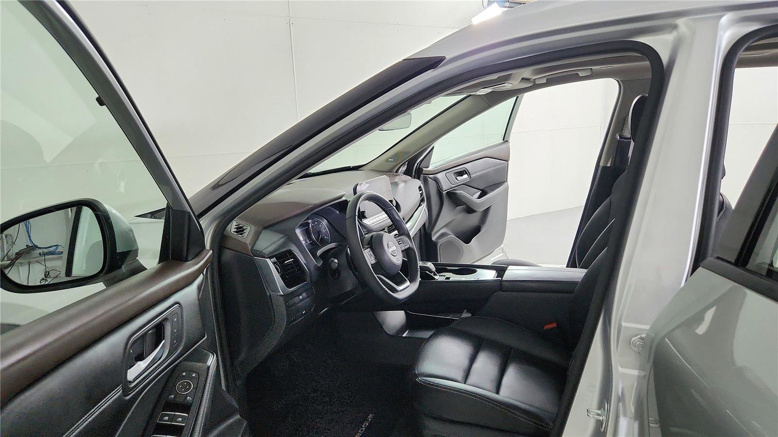 Used 2023 Nissan Rogue SL w/ SL Premium Package FWD image 9